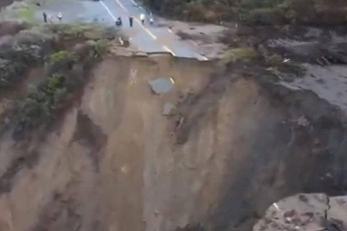 انهار جزء من الطريق