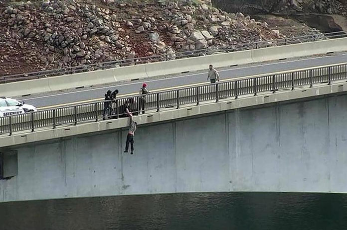 القفز من فوق جسر