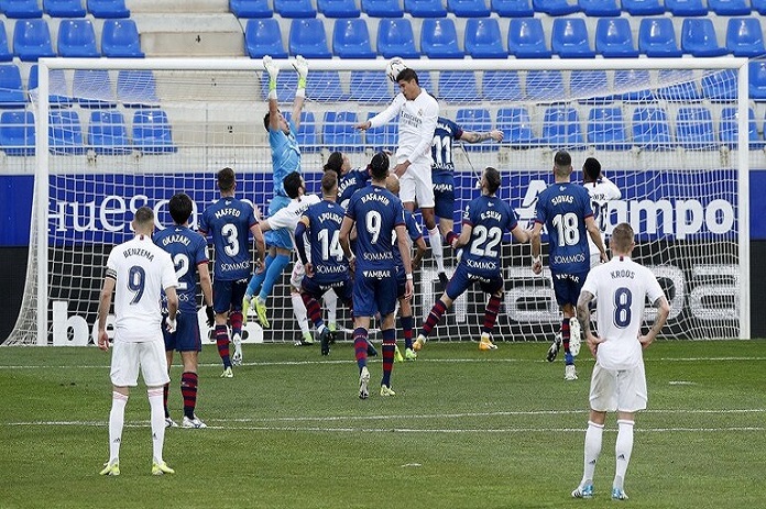 ريال مدريد يفلت من كمين هويسكا