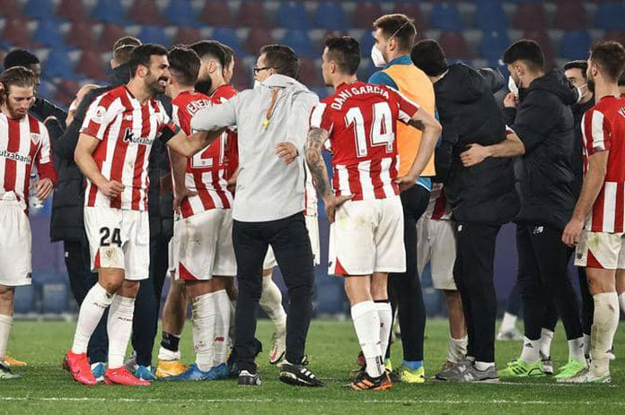 “طائرة” توقف مباراة بالدوري الإسباني