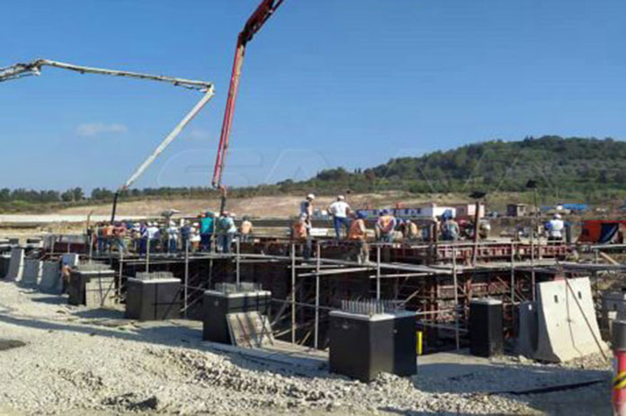 صب قاعدة العنفة بمحطة الرستين