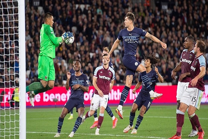 الجزائري بن رحمة يهزم مواطنه رياض محرز ويطلق رصاصة الرحمة على مانشستر سيتي