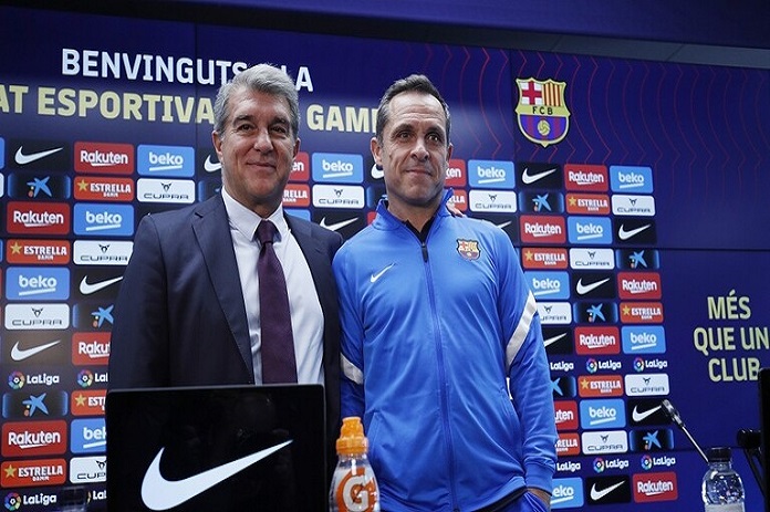 أول تعليق لرئيس برشلونة على إقالة كومان وتعيين المدرب الجديد