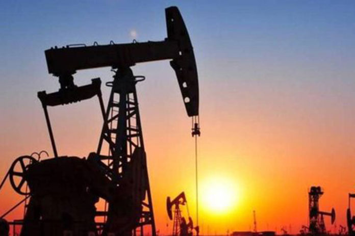 النفط يقترب من 84 دولاراً