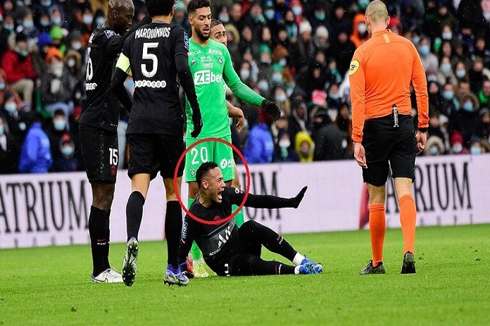 نيمار يصرخ من شدة الألم بعد تعرضه لإصابة قوية