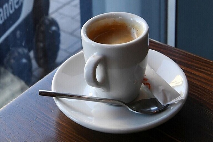 ما هي التأثيرات المحتملة لاستهلاك الكافيين أثناء الحمل على الطفل والأم؟