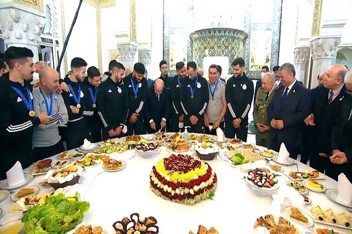 الرئيس الجزائري يكرم منتخب بلاده بعد التتويج بكأس العرب 2021