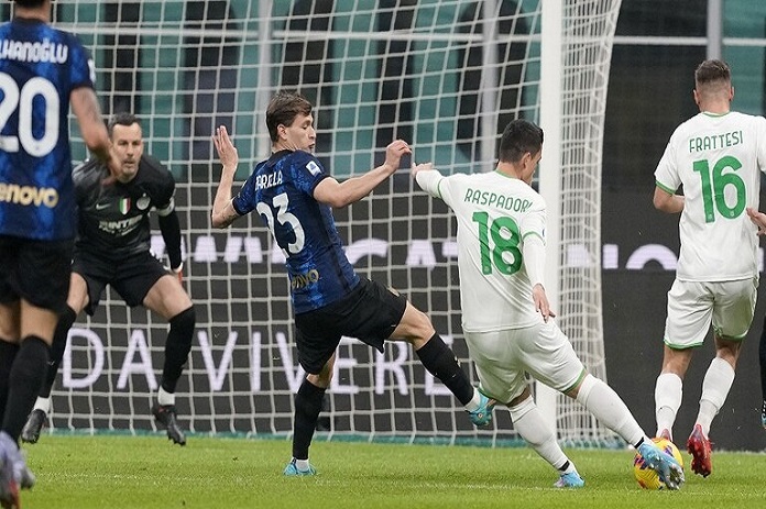 ساسولو يصعق إنتر بثنائية ويقدم هدية ثمينة للمتصدر ميلان