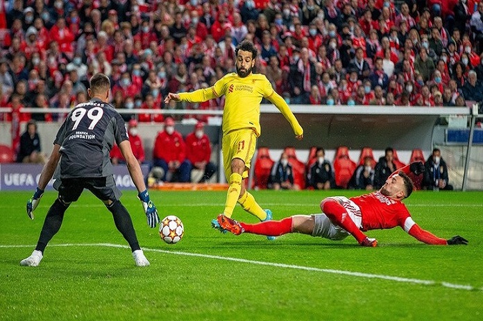 ليفربول يقسو على بنفيكا بثلاثية ويقترب من المربع الذهبي