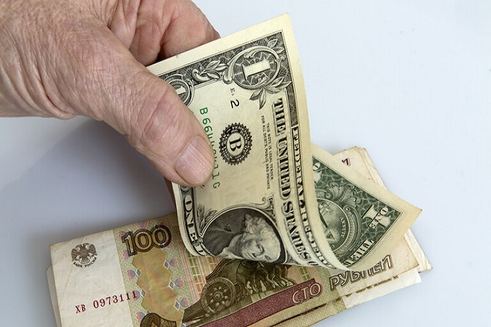 الدولار يهبط دون مستوى 75 روبلا