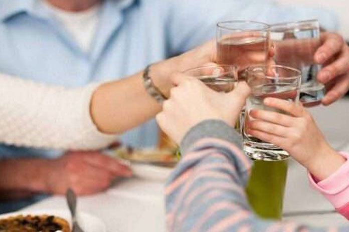 هل شرب الماء مع الأكل مفيد أم ضار للصحة؟