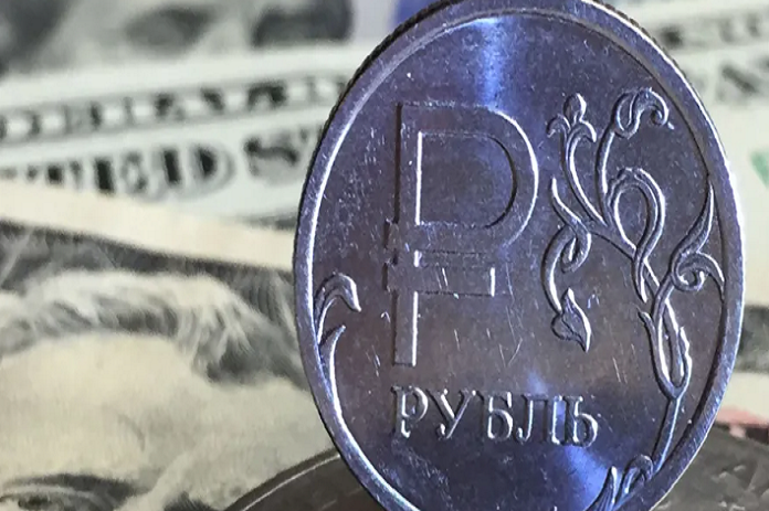 الروبل يصعد ويسجل مستوى قياسيا في أكثر من 7 أعوام