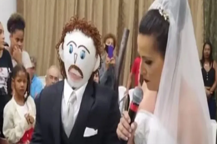 امرأة تزوجت دمية.. ثم “أنجبت” طفلا