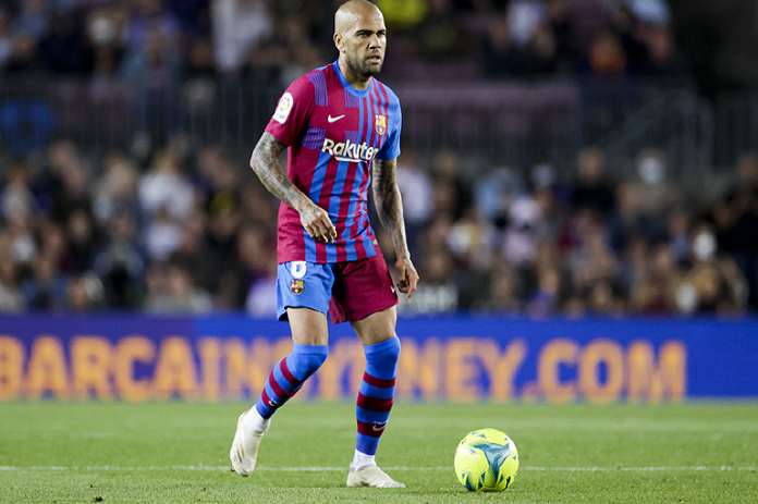 ألفيس يودع برشلونة ويعرض نفسه بطريقة ساخرة في سوق الانتقالات