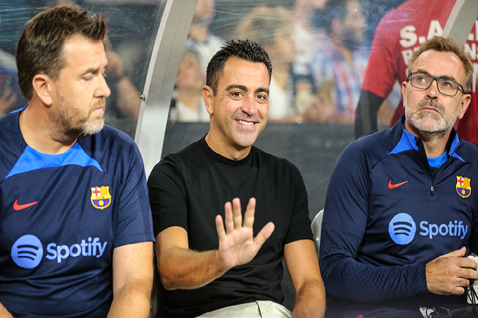 تشافي يطالب 4 لاعبين بالرحيل عن برشلونة
