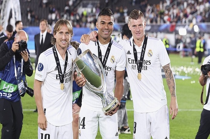 انهيار “مثلث برمودا”.. ريال مدريد يوافق على رحيل كاسيميرو