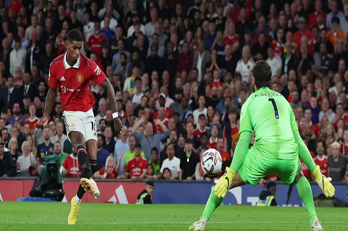 مانشستر يونايتد يعمق جراح ليفربول وصلاح يمارس هوايته المفضلة