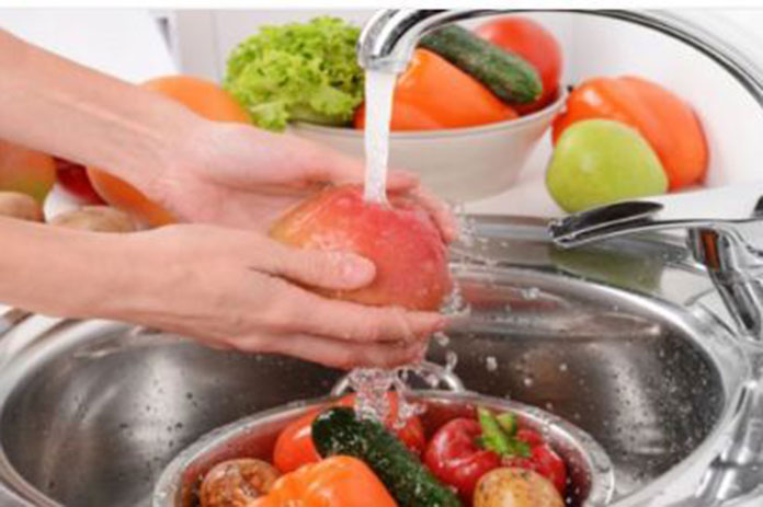 تنظيف الفواكه والخضراوات
