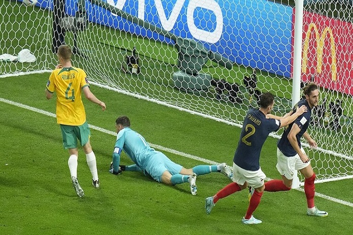 منتخب فرنسا يوجه إنذارا شديد اللهجة لمنافسيه على كأس العالم