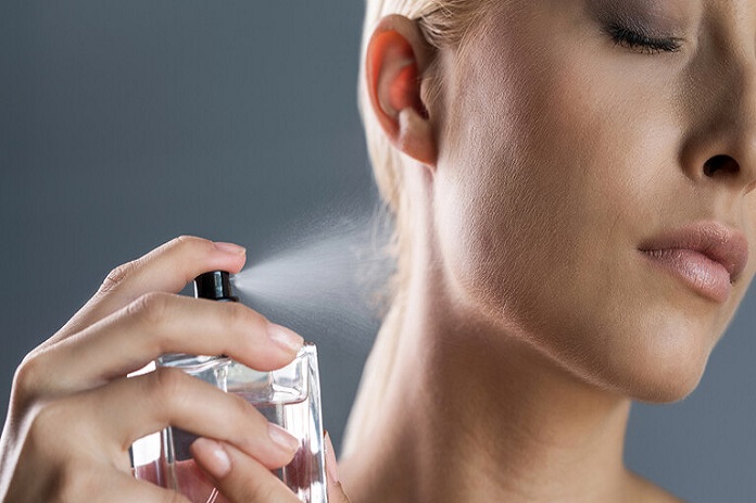 من استخدام الإسفنجة إلى رش العطر على الرقبة .. إجراءات شائعة للحفاظ على الجمال تضر بالصحة
