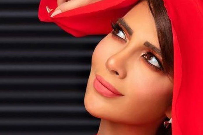 أصالة نصري تعلق على فيديو تقبيل شاكيرا قدمَيْ والدها