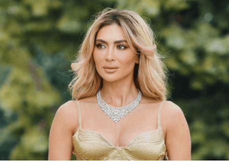 فستان وصفه متابعون بـ “قميص نوم”.. ستيفاني صليبا تُثير الجدل بدبي