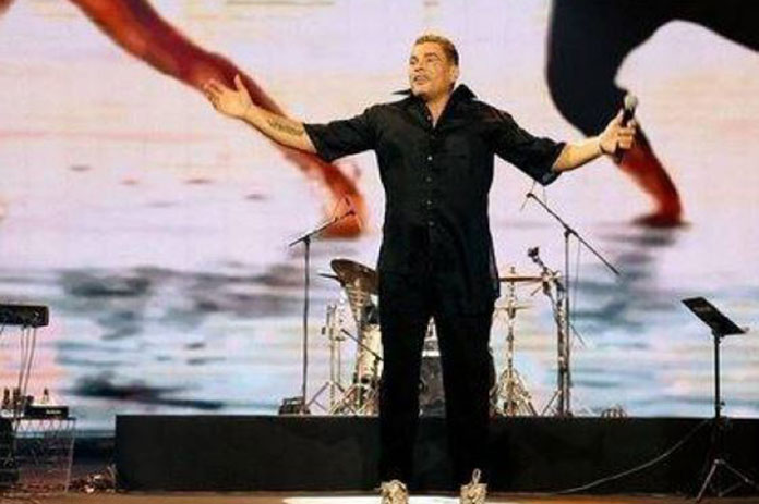 بالفيديو- معجبة تضع عمرو دياب في موقف محرج