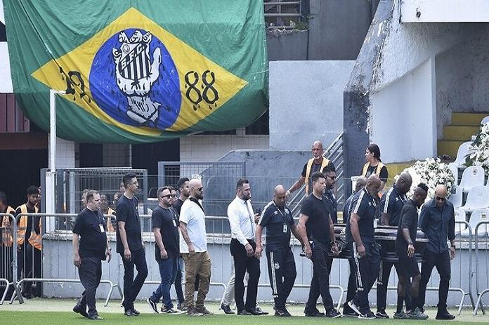 جثمان الأسطورة بيليه يصل إلى ملعب سانتوس