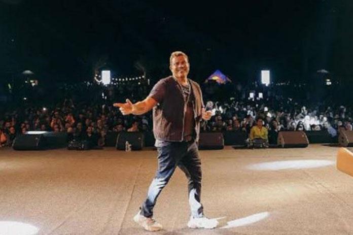 بالصور – عمرو دياب يخطف الأنظار بإطلالة “كاجول” في عُمان