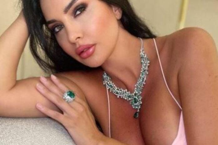 لاميتا فرنجية بملابس جريئة للغاية.. وتطل بثوب نوم شفاف