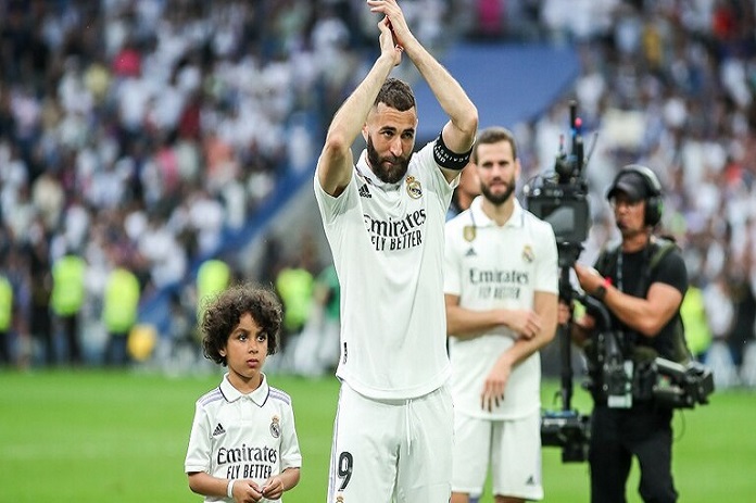 بنزيما يعلن تعاقده مع الاتحاد السعودي