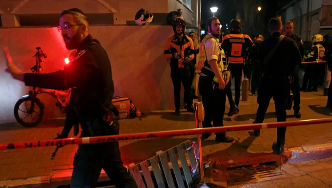 مقتل شرطي وإصابة مستوطنين بإطلاق نار في “تل أبيب”.. والفصائل الفلسطينية تبارك العملية