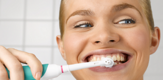 عادة خاطئة وشائعة" ينبغي تجنبها عند تنظيف أسنانك!