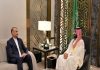 ولي العهد السعودي يبحث مع وزير الخارجية الإيراني تطوير العلاقات الثنائية