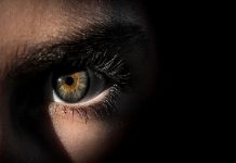 كيف يمكن للون وملمس عينيك أن يكشف عن مشاكل صحية مقلقة