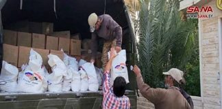 مركز التنسيق الروسي يوزع مساعدات غذائية ويقدم خدمات طبية لأهالي قرية العتيبة بريف دمشق