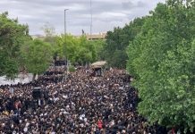 آلاف الإيرانيين يتجمعون في وداع رئيسهم ووزير خارجيته ورفاقهما