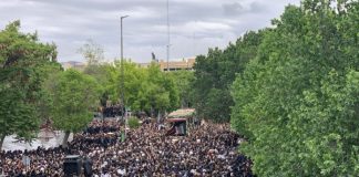 آلاف الإيرانيين يتجمعون في وداع رئيسهم ووزير خارجيته ورفاقهما
